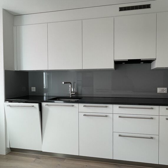 graue Küchenrückwand