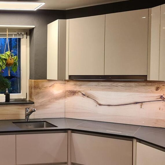 Glasküchenrückwand mit Holzoptik