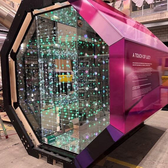 verspiegelte Glasröhre, "A Touch of Lucy", Bahnhofstrasse Zürich