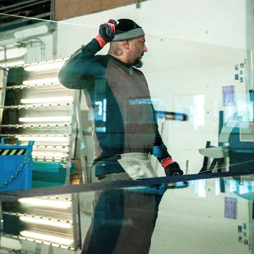 Glas tragen in der Werkstatt