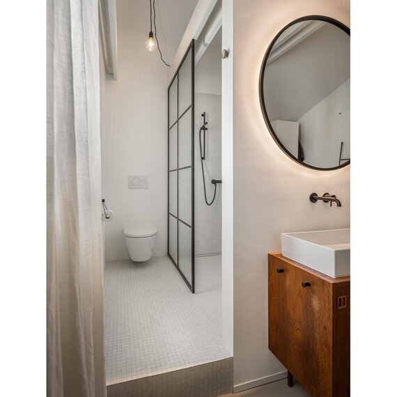 Statische Glasdusche mit schwarzen Sprossen