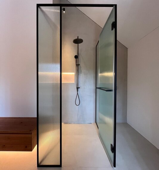 Glasdusche mit schwarzem Rahmen